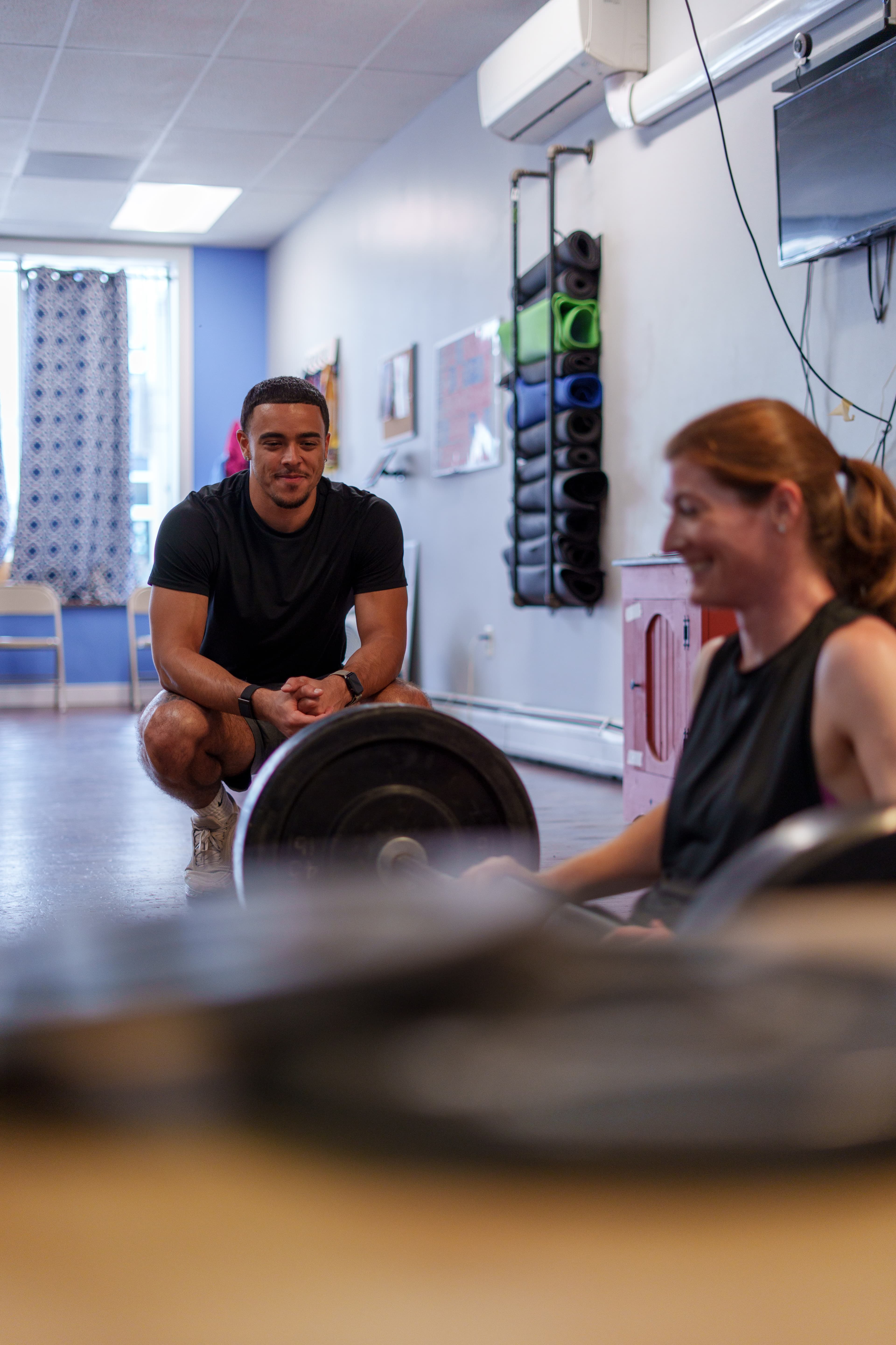 Kai Tranchant training a client in the gym